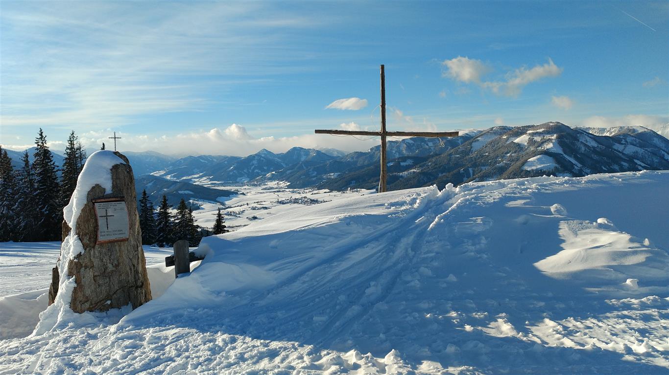 Gedenktafel beim Speicherteich im Winter